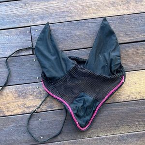 black fly bonnet with pink trim